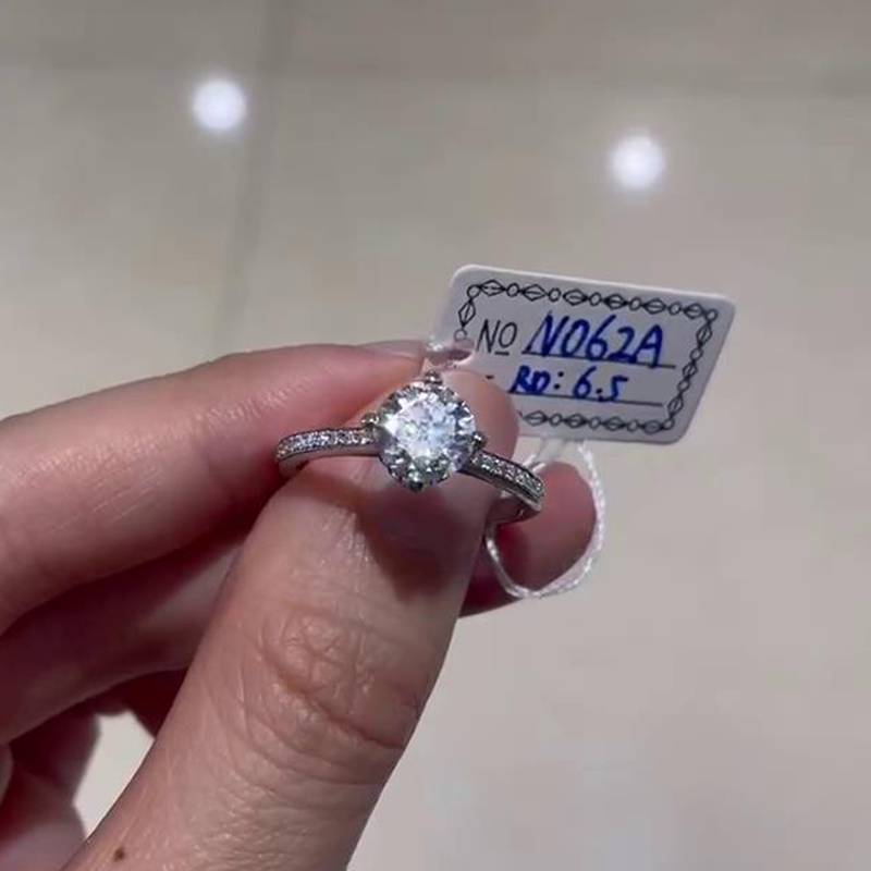Straight arm micro inlaid four claw women's ring S925 silver plated platinum customized main stone moissanite diamond 1.0ct/secondary stone high carbon diamond